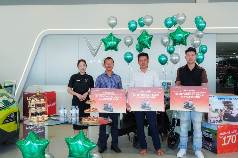 Ba chiếc VinFast ZGoo đã tìm thấy chủ nhân may mắn từ chương trình “Hào Khí Sông Lam” tại VinFast Vinh